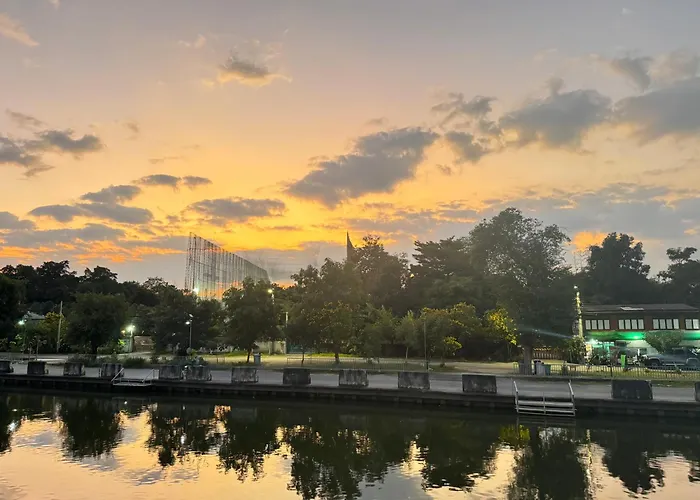 Villa The Rivera House River Side In Ladphrao-ratchada Night Market
